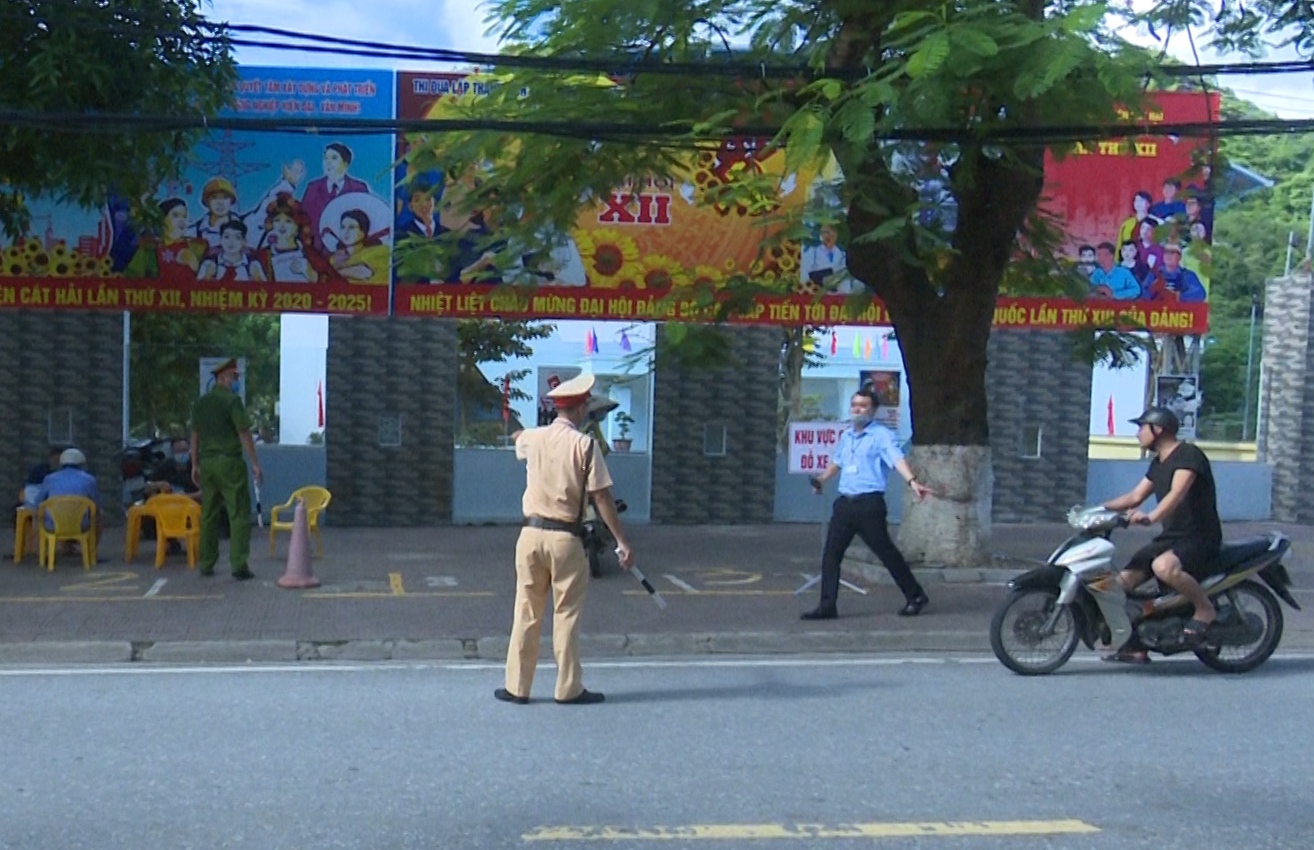 Công an huyện Cát Hải: Phạt 80 trường hợp không đeo khẩu trang nơi công cộng